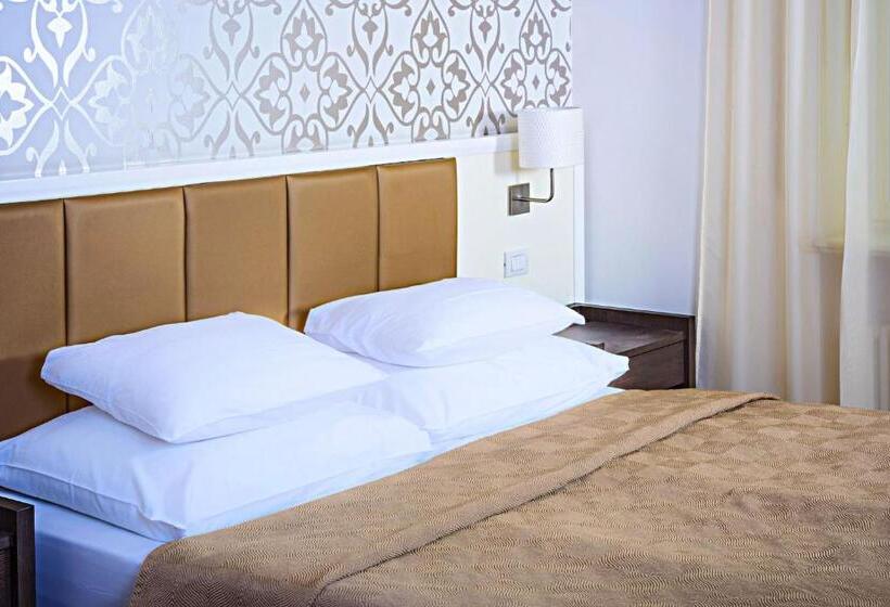 اتاق سوپریور, Deminka Palace