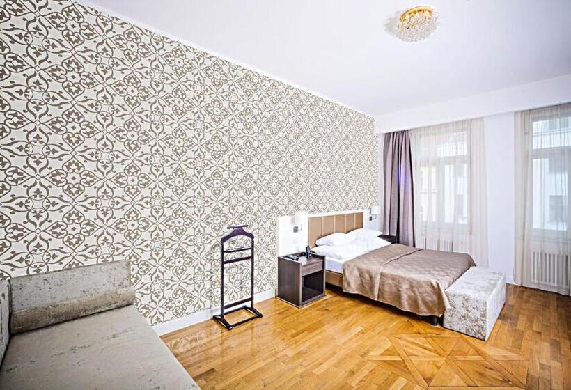 سوییت جونیور, Deminka Palace