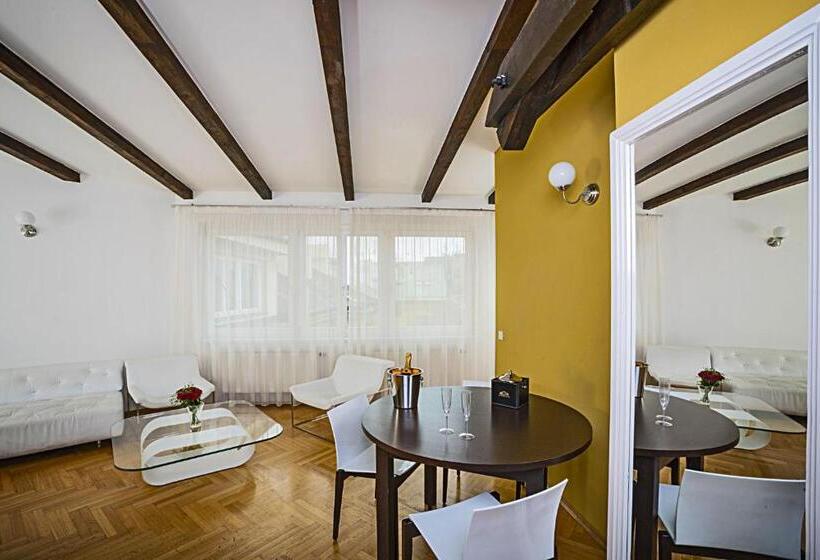 اتاق استاندارد, Deminka Palace