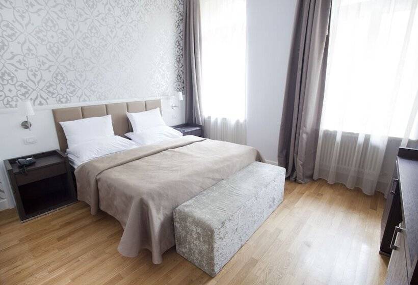 اتاق سوپریور, Deminka Palace