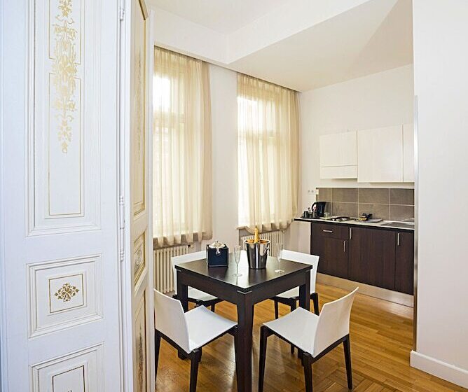 سوئیت رویال, Deminka Palace