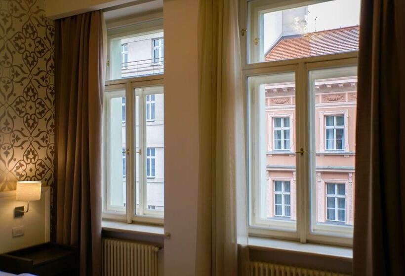 سوییت جونیور, Deminka Palace