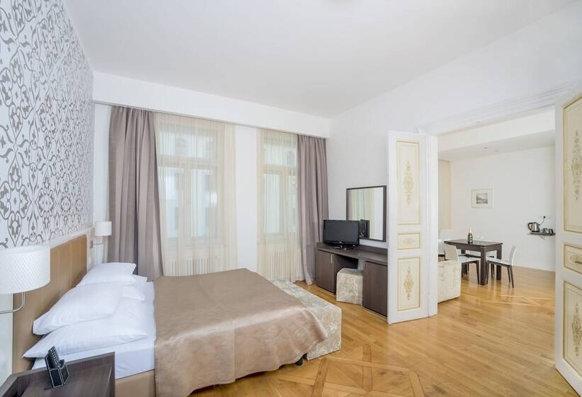 سوییت جونیور, Deminka Palace