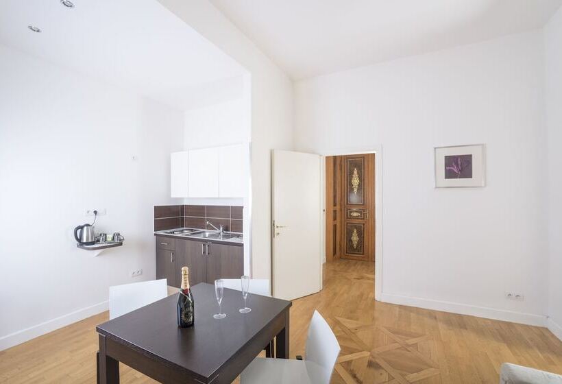 سوییت جونیور, Deminka Palace