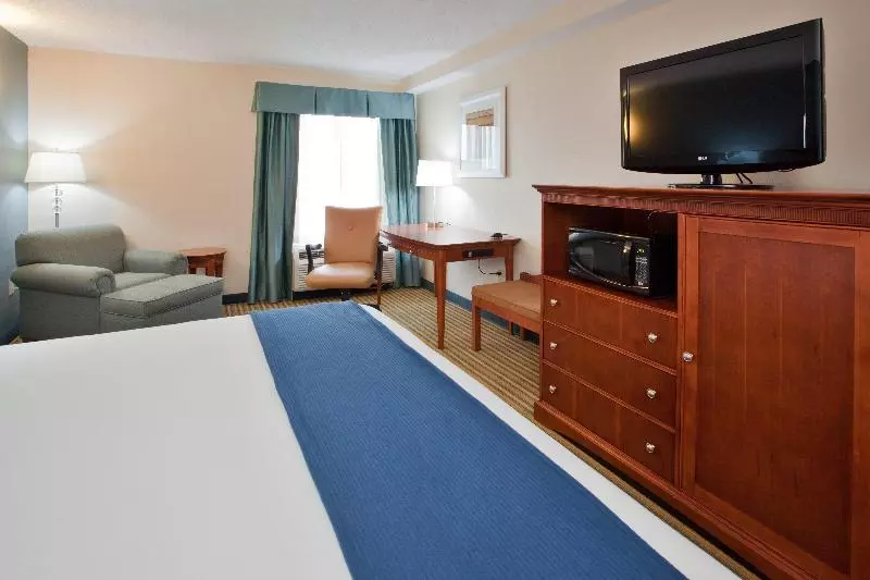 キングサイズベッドのスタンダードルーム, Holiday Inn Express Hotel & Suites Fredericksburg, An Ihg