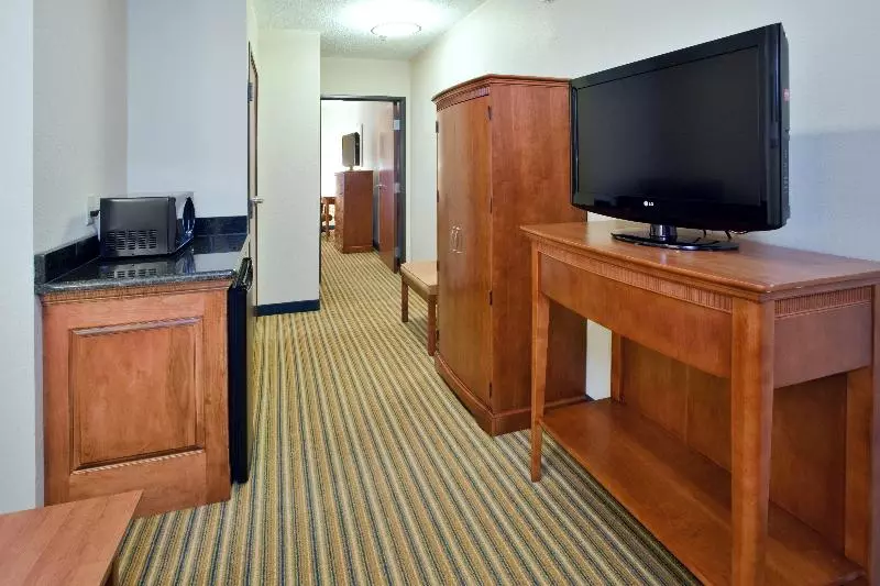 キングサイズベッドのスイートルーム, Holiday Inn Express Hotel & Suites Fredericksburg, An Ihg