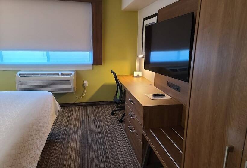 סוויטה מותאמת לאדם עם מוגבלויות, Holiday Inn Express Hotel & Suites Woodland Hills, An Ihg