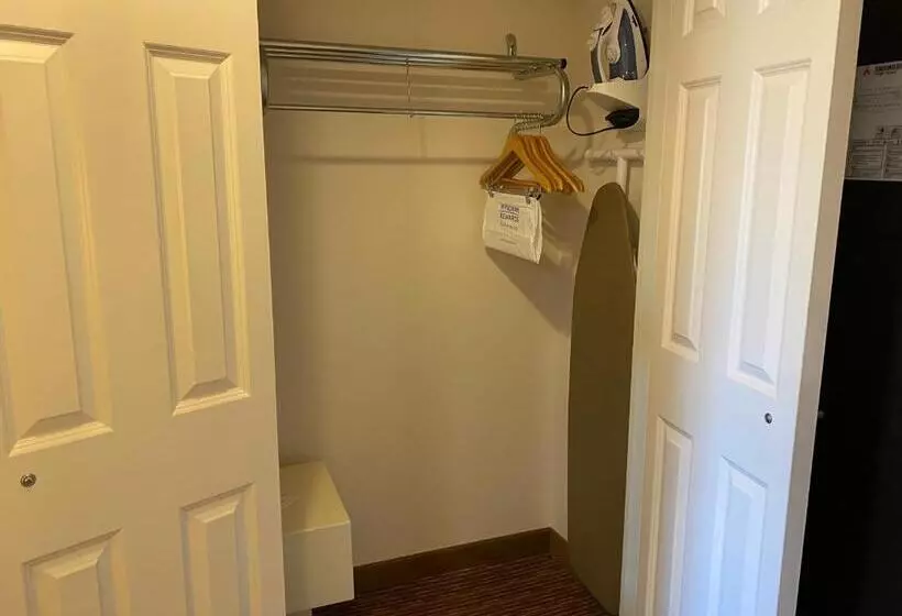 キングサイズベッドのスタンダードルーム, Wingate By Wyndham State Arena Raleigh/cary