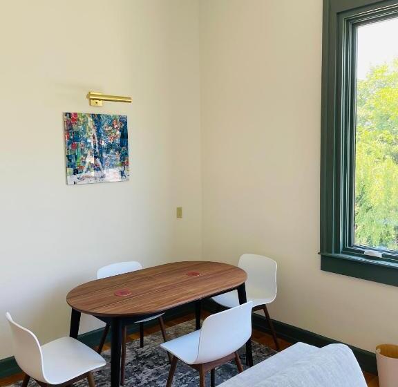 Deluxe Studio, The Amelia