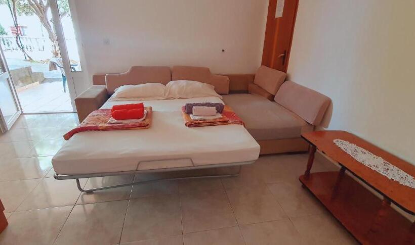 اتاق استاندارد سه نفره, Studio Apartments M&m