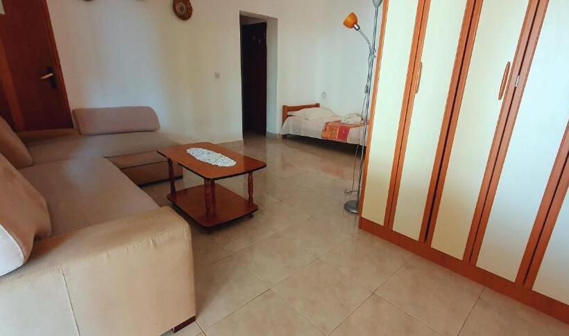 اتاق استاندارد سه نفره, Studio Apartments M&m