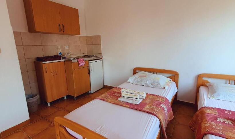 اتاق استاندارد چهارنفره با بالکن, Studio Apartments M&m