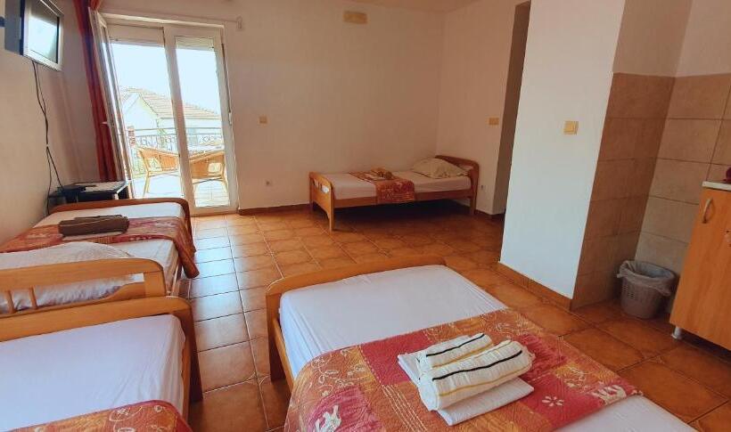 اتاق استاندارد چهارنفره با بالکن, Studio Apartments M&m