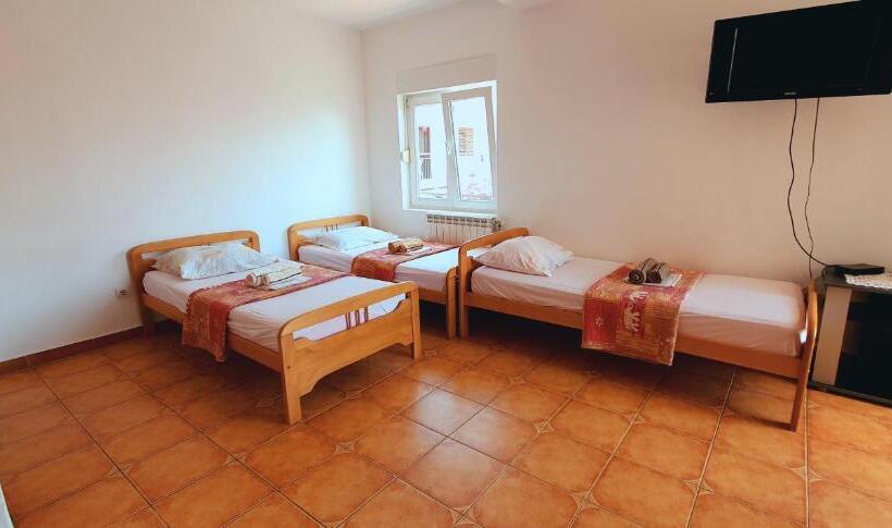 اتاق استاندارد چهارنفره با بالکن, Studio Apartments M&m