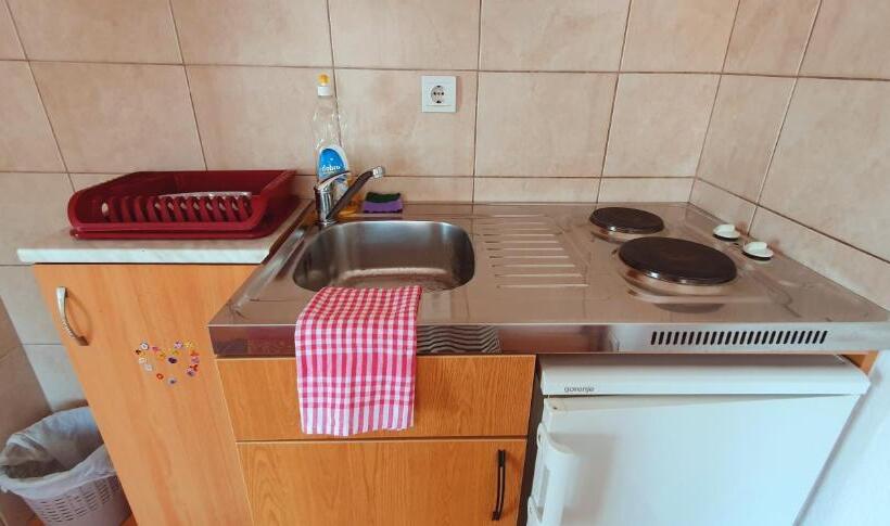 اتاق استاندارد چهارنفره با بالکن, Studio Apartments M&m