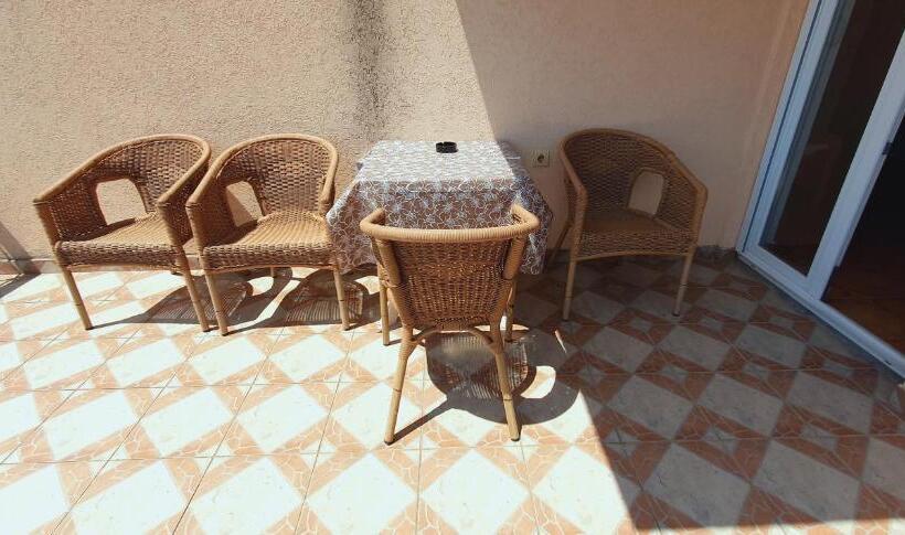 اتاق استاندارد چهارنفره با بالکن, Studio Apartments M&m