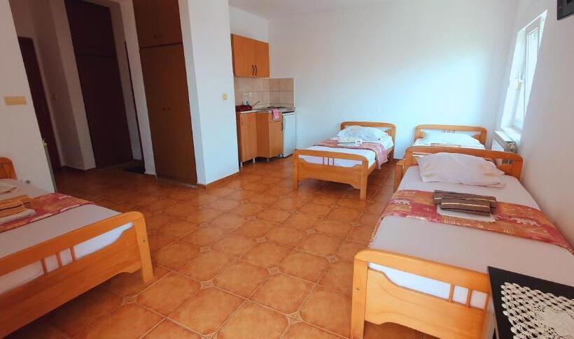 اتاق استاندارد چهارنفره با بالکن, Studio Apartments M&m