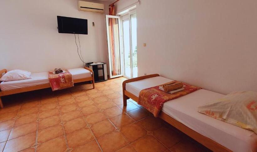 اتاق استاندارد چهارنفره با بالکن, Studio Apartments M&m