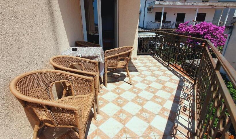 اتاق استاندارد چهارنفره با بالکن, Studio Apartments M&m