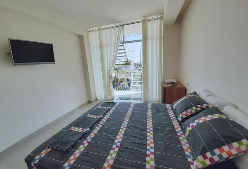 جناح جونيور مطلّ علي حمام السباحة, Mau Suite&apartment