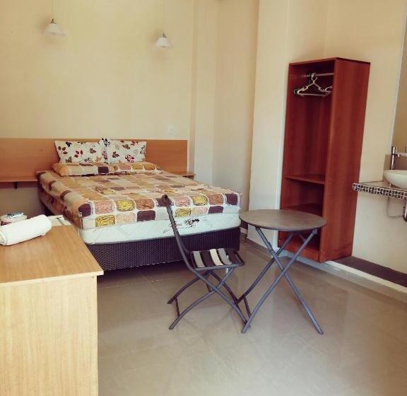 جناح جونيور مطلّ علي حمام السباحة, Mau Suite&apartment