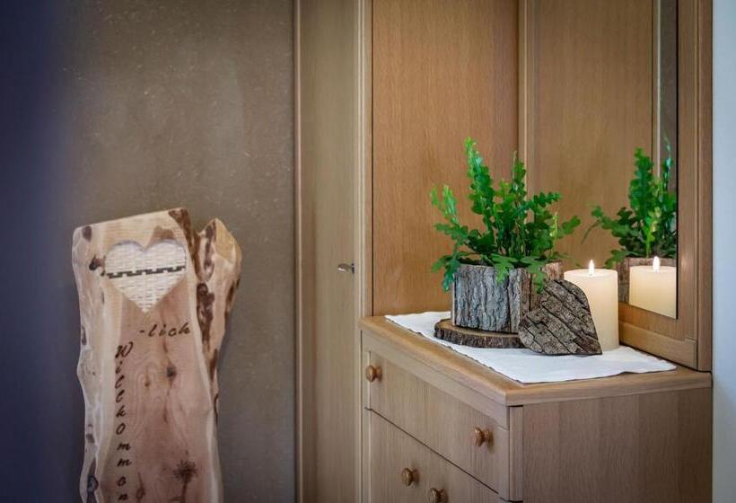 דירת חדר, Treffhof