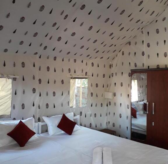 غرفة قياسية ثلاثية مزودة بشرفة, Kaziranga Eco Camp