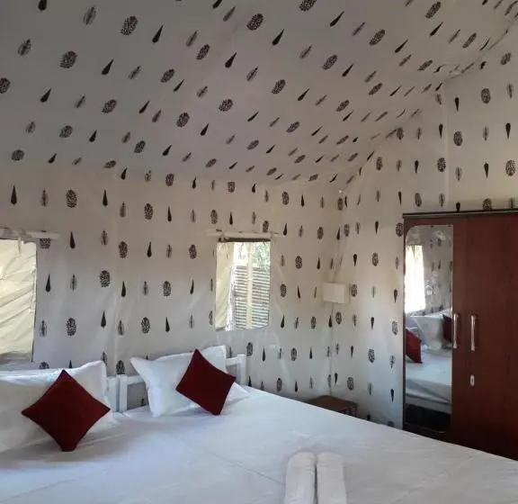 バルコニー付きスタンダードトリプルルーム, Kaziranga Eco Camp