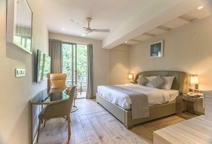Premium Kamer met Uitzicht op het Zwembad, The Fern Residency Calangute Baga, Goa