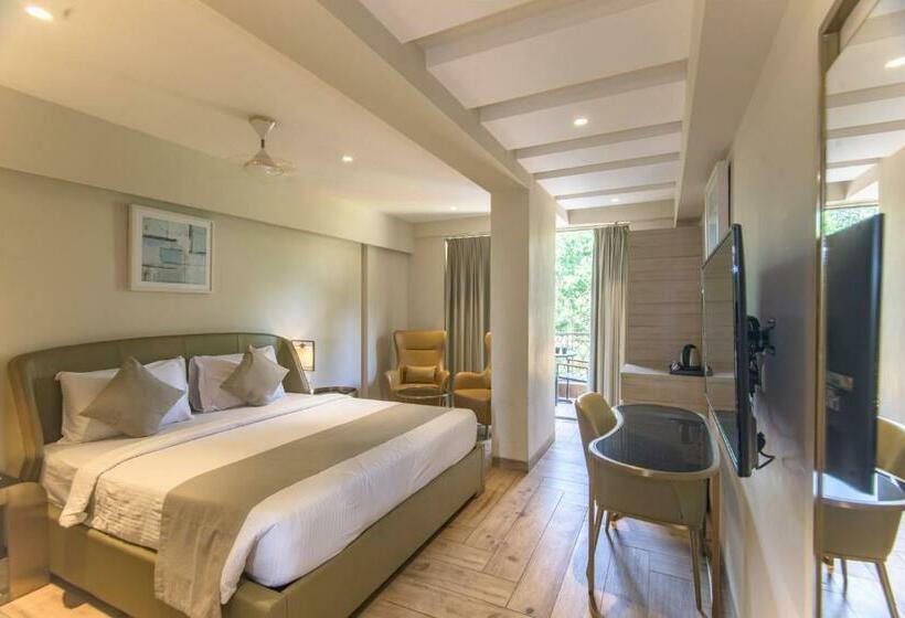 חדר פרמיום עם נוף לבריכה, The Fern Residency Calangute Baga, Goa