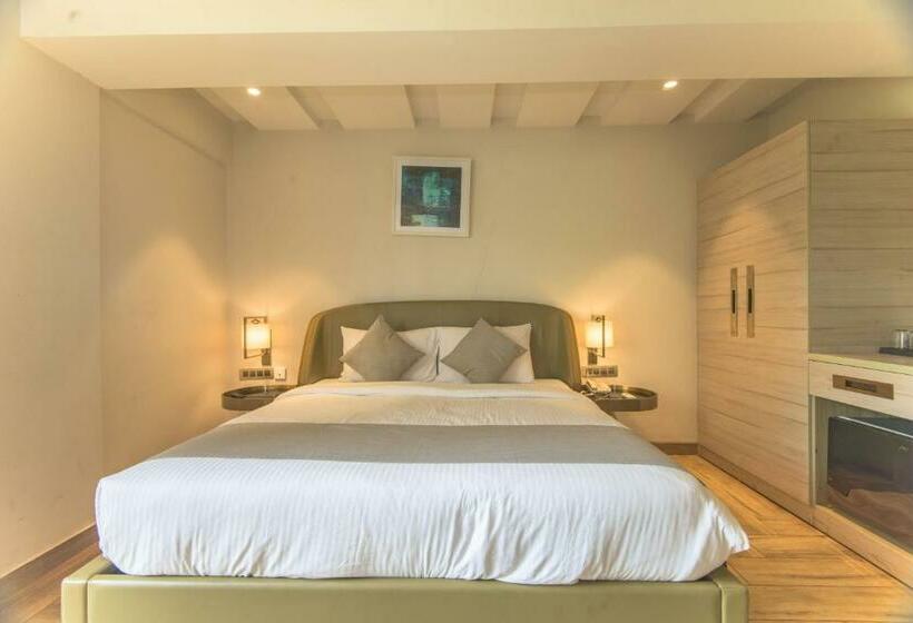 חדר פרמיום עם נוף לבריכה, The Fern Residency Calangute Baga, Goa