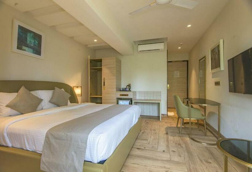 Premium Kamer met Uitzicht op het Zwembad, The Fern Residency Calangute Baga, Goa
