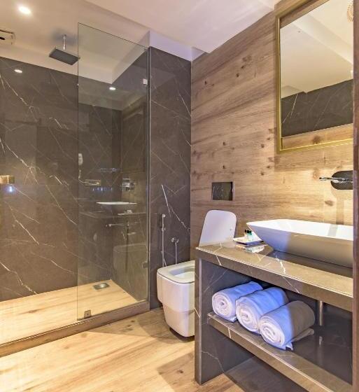 חדר פרמיום עם נוף לבריכה, The Fern Residency Calangute Baga, Goa