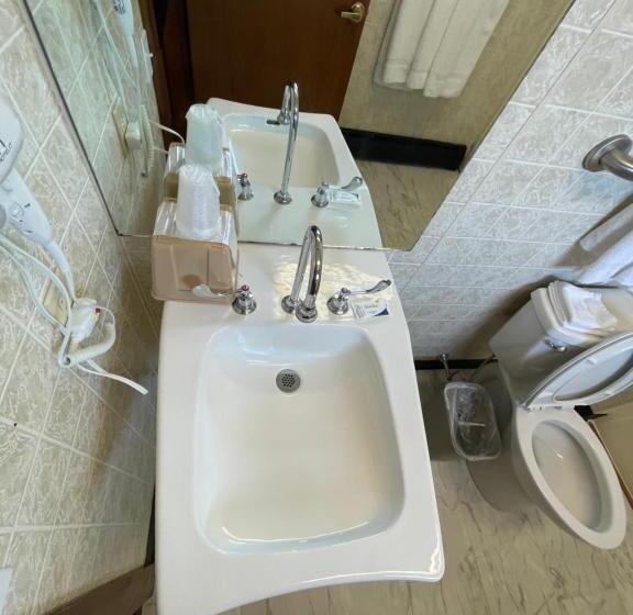 חדר סטנדרט מותאם לאדם עם מוגבלויות, Belmont Motel