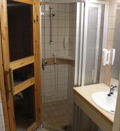 חדר סטנדרט לשלושה, Aapiskukko