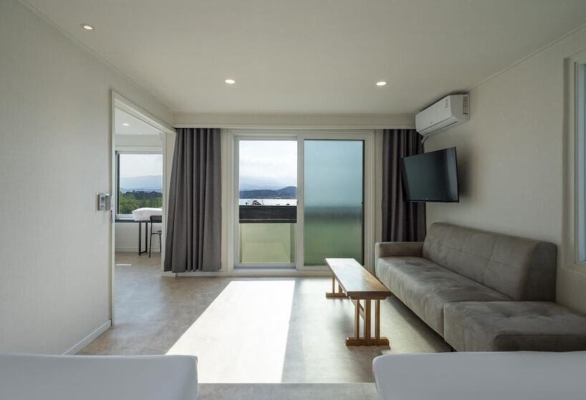 سوییت خانوادگی, Gangneung Gyeongpodae Swan