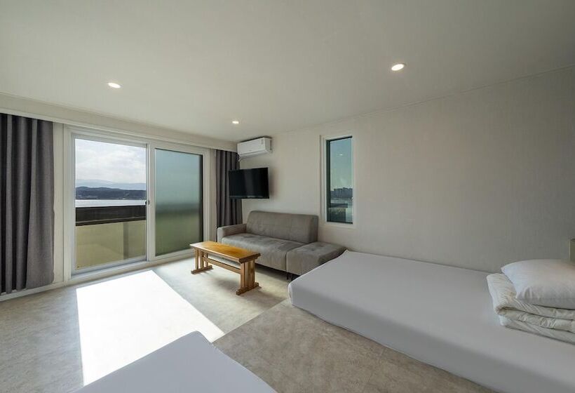 سوییت خانوادگی, Gangneung Gyeongpodae Swan