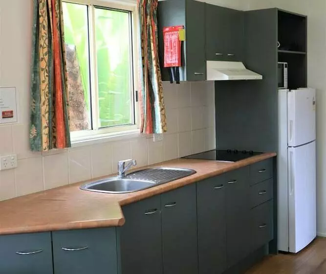 Villa 2 Makuuhuonetta, Tasman Holiday Parks Airlie Beach