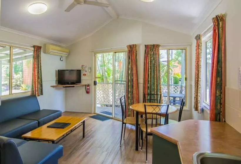 Villa 2 Makuuhuonetta, Tasman Holiday Parks Airlie Beach