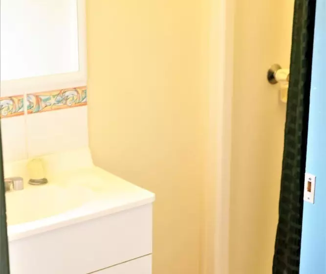 Villa 1 Makuuhuone, Tasman Holiday Parks Airlie Beach