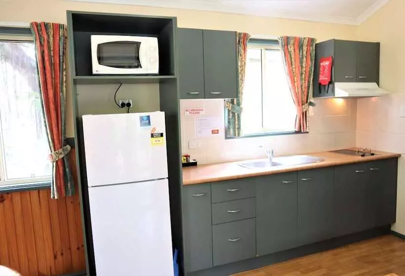 Villa 1 Makuuhuone, Tasman Holiday Parks Airlie Beach