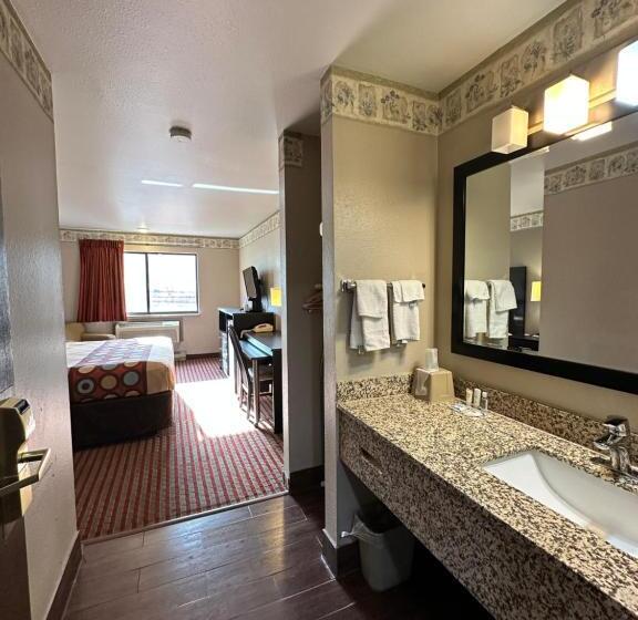 带大床的行政房间, Rodeway Inn & Suites Madison East