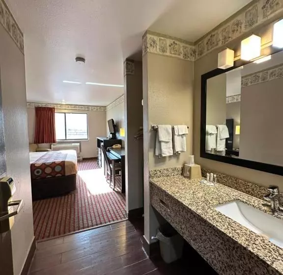 身障者適用キングサイズベッドルーム, Rodeway Inn & Suites Madison East