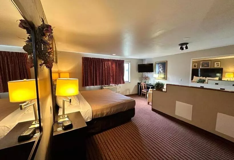 キングサイズベッドのスタンダードルーム, Rodeway Inn & Suites Madison East