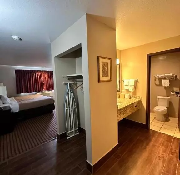 キングサイズベッドのスタンダードルーム, Rodeway Inn & Suites Madison East