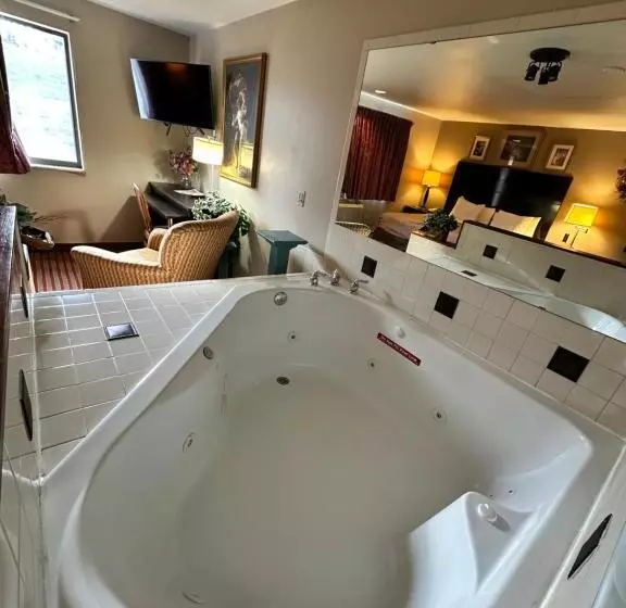 キングサイズベッドのスタンダードルーム, Rodeway Inn & Suites Madison East