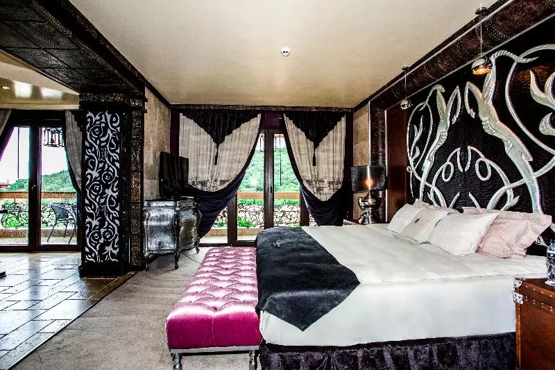 استودیوی لوکس, Royal Castle Design & Spa