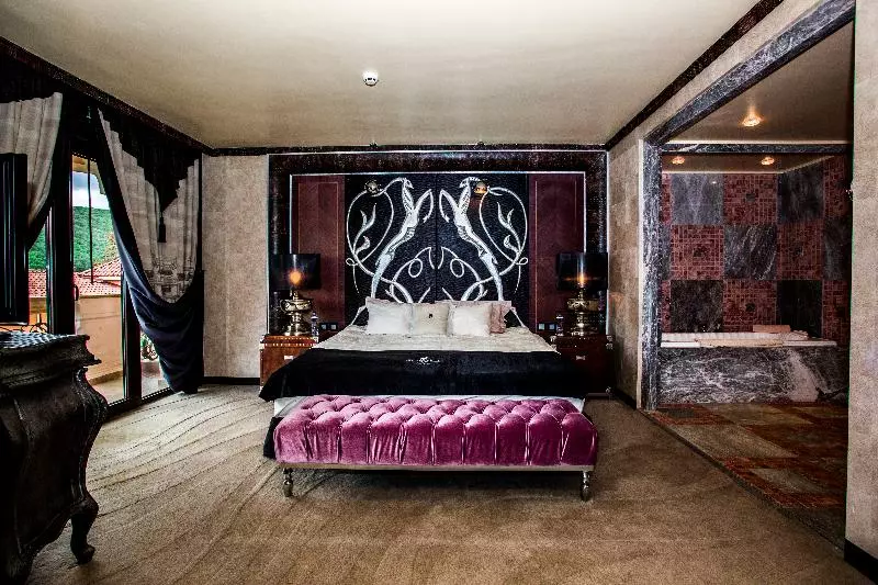 استودیوی لوکس, Royal Castle Design & Spa