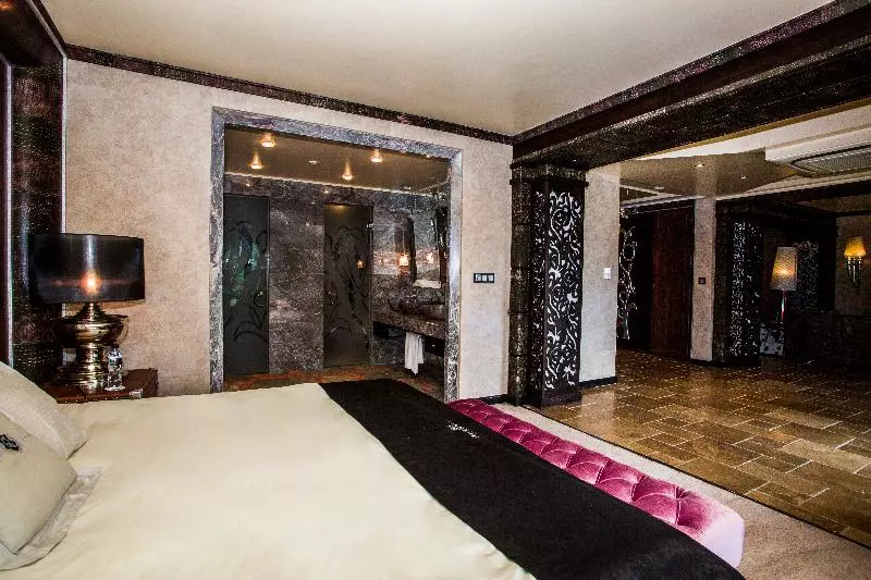 استودیوی لوکس, Royal Castle Design & Spa