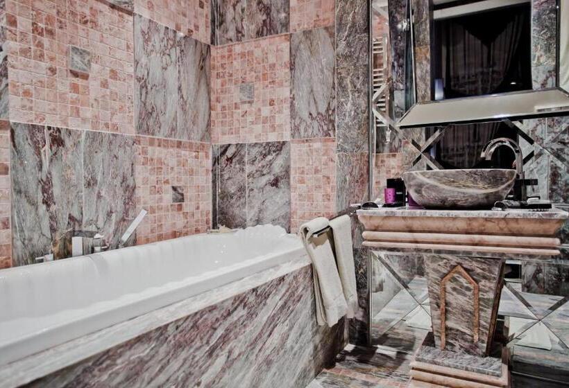 Номер Стандарт Вид на Парк, Royal Castle Design & Spa